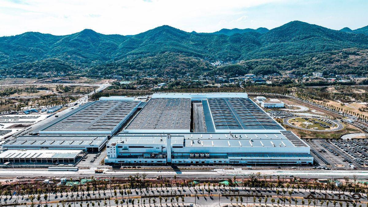 AITO問界M7全國交付季啟動，首批用戶喜迎智慧出行新伙伴